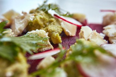 Taze tatlı bebek ıspanak, lahana marul, fındık, beyaz peynir ve tost ile sağlıklı pancar salatası erimiş. Pancar, closeup ile taze salata. Kase salata için rustik ahşap masa üzerinde doğranmış kırmızı pancar (pancar). 