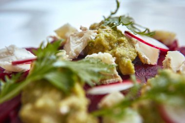 Taze tatlı bebek ıspanak, lahana marul, fındık, beyaz peynir ve tost ile sağlıklı pancar salatası erimiş. Pancar, closeup ile taze salata. Kase salata için rustik ahşap masa üzerinde doğranmış kırmızı pancar (pancar). 