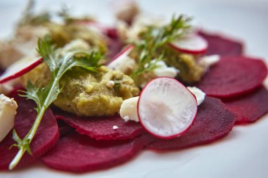 Taze tatlı bebek ıspanak, lahana marul, fındık, beyaz peynir ve tost ile sağlıklı pancar salatası erimiş. Pancar, closeup ile taze salata. Kase salata için rustik ahşap masa üzerinde doğranmış kırmızı pancar (pancar). 