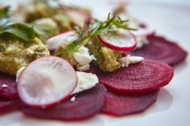 Taze tatlı bebek ıspanak, lahana marul, fındık, beyaz peynir ve tost ile sağlıklı pancar salatası erimiş. Pancar, closeup ile taze salata. Kase salata için rustik ahşap masa üzerinde doğranmış kırmızı pancar (pancar). 