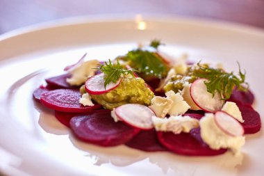 Taze tatlı bebek ıspanak, lahana marul, fındık, beyaz peynir ve tost ile sağlıklı pancar salatası erimiş. Pancar, closeup ile taze salata. Kase salata için rustik ahşap masa üzerinde doğranmış kırmızı pancar (pancar). 