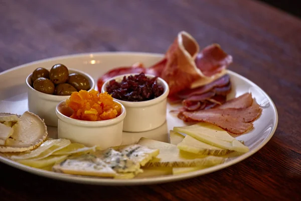 Peynir tabağı kekik otlar ve ceviz ile peynir çeşitleri ile. Peynir ahşap tahta üzerinde üzüm ile karıştırın. Üstten Görünüm..