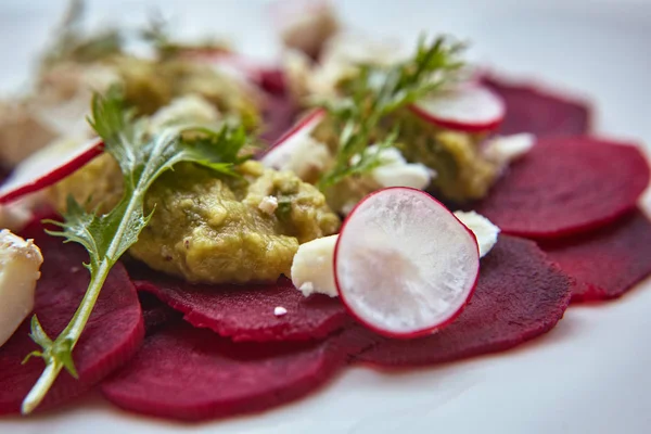 Taze tatlı bebek ıspanak, lahana marul, fındık, beyaz peynir ve tost ile sağlıklı pancar salatası erimiş. Pancar, closeup ile taze salata. Kase salata için rustik ahşap masa üzerinde doğranmış kırmızı pancar (pancar). 