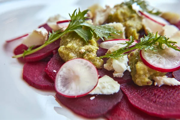 Taze tatlı bebek ıspanak, lahana marul, fındık, beyaz peynir ve tost ile sağlıklı pancar salatası erimiş. Pancar, closeup ile taze salata. Kase salata için rustik ahşap masa üzerinde doğranmış kırmızı pancar (pancar). 