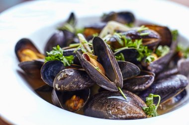 Taze istiridye baharatlı sos sebze salatası ile tepesinde. Bir plaka üzerinde taze istiridye.