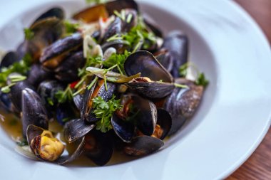 Taze istiridye baharatlı sos sebze salatası ile tepesinde. Bir plaka üzerinde taze istiridye.