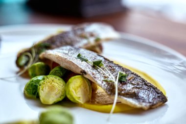 Kızarmış ringa balığı. Kızarmış ringa balığı filetosu Marine. Fried tane ringa balığı, cips ve sebze