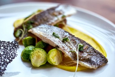 Kızarmış ringa balığı. Kızarmış ringa balığı filetosu Marine. Fried tane ringa balığı, cips ve sebze