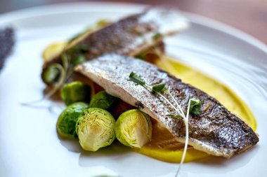 Kızarmış ringa balığı. Kızarmış ringa balığı filetosu Marine. Fried tane ringa balığı, cips ve sebze