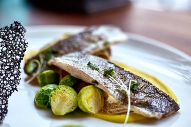 Kızarmış ringa balığı. Kızarmış ringa balığı filetosu Marine. Fried tane ringa balığı, cips ve sebze