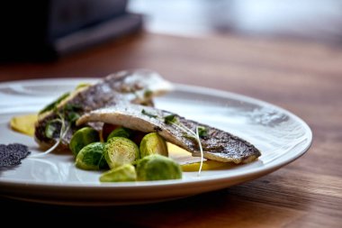 Kızarmış ringa balığı. Kızarmış ringa balığı filetosu Marine. Fried tane ringa balığı, cips ve sebze