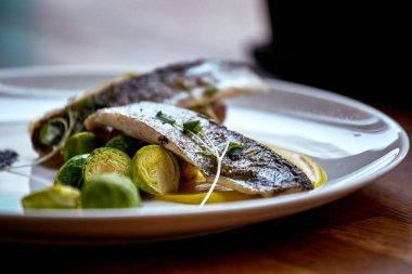 Kızarmış ringa balığı. Kızarmış ringa balığı filetosu Marine. Fried tane ringa balığı, cips ve sebze