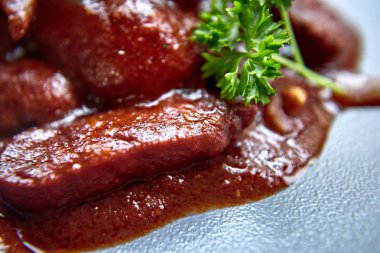 sıcak salata tavuk karaciğer ve üzüm beyaz tabakta. Türkiye'de karaciğer üzerinden sıcak salata. Sıcak salata tavuk karaciğer frambuaz sos ile.