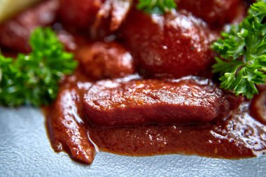 sıcak salata tavuk karaciğer ve üzüm beyaz tabakta. Türkiye'de karaciğer üzerinden sıcak salata. Sıcak salata tavuk karaciğer frambuaz sos ile.