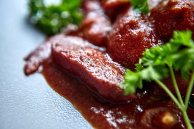 sıcak salata tavuk karaciğer ve üzüm beyaz tabakta. Türkiye'de karaciğer üzerinden sıcak salata. Sıcak salata tavuk karaciğer frambuaz sos ile.