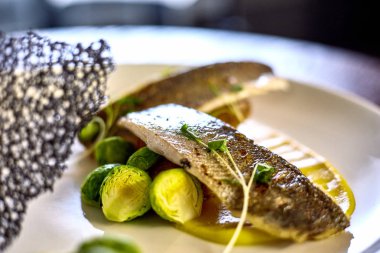 Kızarmış ringa balığı. Kızarmış ringa balığı filetosu Marine. Fried tane ringa balığı, cips ve sebze