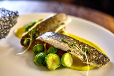 Kızarmış ringa balığı. Kızarmış ringa balığı filetosu Marine. Fried tane ringa balığı, cips ve sebze