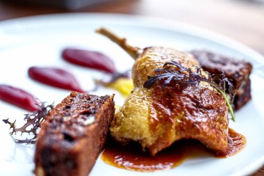 Patates püresi ile ördek bacaklar. Lahana, kroket ve portakal soslu kaz ayaklı. patates ile ördek. 