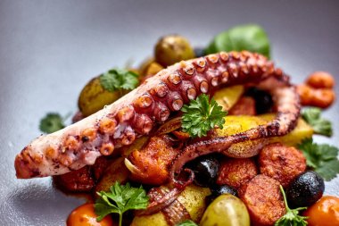 Lezzetli Izgara ahtapot yeme işlemi. Kore geleneksel webfoot ahtapot sebze stir fry ile jukkumi bokkeum olduğunu. 