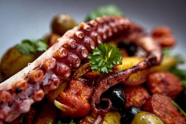 Lezzetli Izgara ahtapot yeme işlemi. Kore geleneksel webfoot ahtapot sebze stir fry ile jukkumi bokkeum olduğunu. 