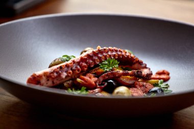 Lezzetli Izgara ahtapot yeme işlemi. Kore geleneksel webfoot ahtapot sebze stir fry ile jukkumi bokkeum olduğunu. 