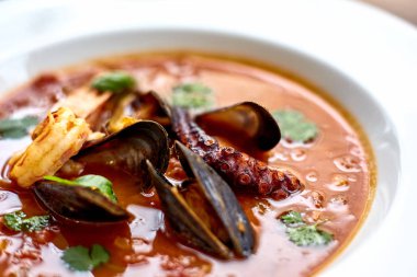 sıcak salata tavuk karaciğer ve üzüm beyaz tabakta. Türkiye'de karaciğer üzerinden sıcak salata. Sıcak salata tavuk karaciğer frambuaz sos ile.