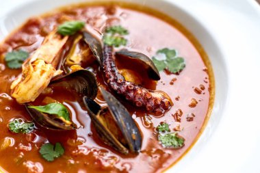 sıcak salata tavuk karaciğer ve üzüm beyaz tabakta. Türkiye'de karaciğer üzerinden sıcak salata. Sıcak salata tavuk karaciğer frambuaz sos ile.