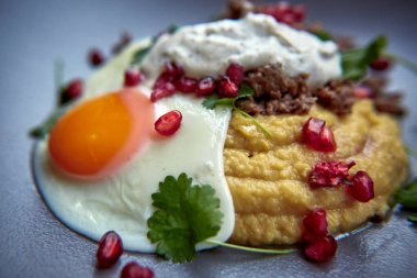 Kahvaltı - kızarmış yumurta, fasulye, domates, mantar, granat. Meksika kızarmış yumurta huevos rancheros ve masanın üzerine malzemeyi yakın çekim. 