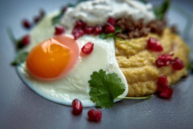 Kahvaltı - kızarmış yumurta, fasulye, domates, mantar, granat. Meksika kızarmış yumurta huevos rancheros ve masanın üzerine malzemeyi yakın çekim. 