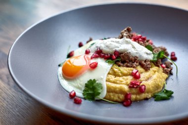 Kahvaltı - kızarmış yumurta, fasulye, domates, mantar, granat. Meksika kızarmış yumurta huevos rancheros ve masanın üzerine malzemeyi yakın çekim. 