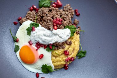 Kahvaltı - kızarmış yumurta, fasulye, domates, mantar, granat. Meksika kızarmış yumurta huevos rancheros ve masanın üzerine malzemeyi yakın çekim. 