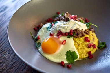 Kahvaltı - kızarmış yumurta, fasulye, domates, mantar, granat. Meksika kızarmış yumurta huevos rancheros ve masanın üzerine malzemeyi yakın çekim. 