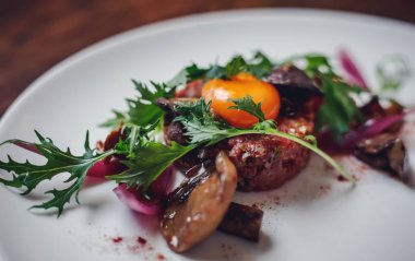 Taze tatlı bebek ıspanak, lahana marul, fındık, beyaz peynir ve tost ile sağlıklı pancar salatası erimiş. Pancar, closeup ile taze salata. Kase salata için rustik ahşap masa üzerinde doğranmış kırmızı pancar (pancar). 