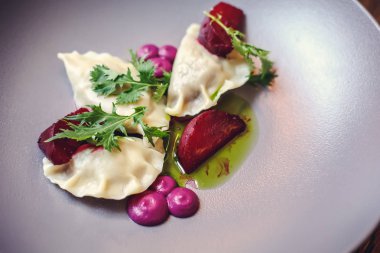 köfte ve maydanoz - Rus mantı - İtalyan ravyoli - beyaz kırpma yolu ile izole. 