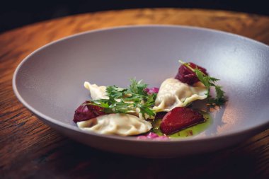 köfte ve maydanoz - Rus mantı - İtalyan ravyoli - beyaz kırpma yolu ile izole. 