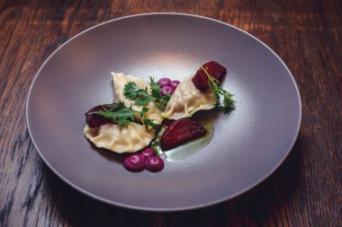 köfte ve maydanoz - Rus mantı - İtalyan ravyoli - beyaz kırpma yolu ile izole. 