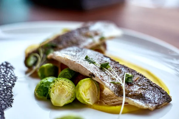 Kızarmış ringa balığı. Kızarmış ringa balığı filetosu Marine. Fried tane ringa balığı, cips ve sebze