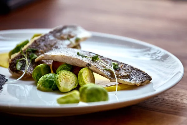 Kızarmış ringa balığı. Kızarmış ringa balığı filetosu Marine. Fried tane ringa balığı, cips ve sebze