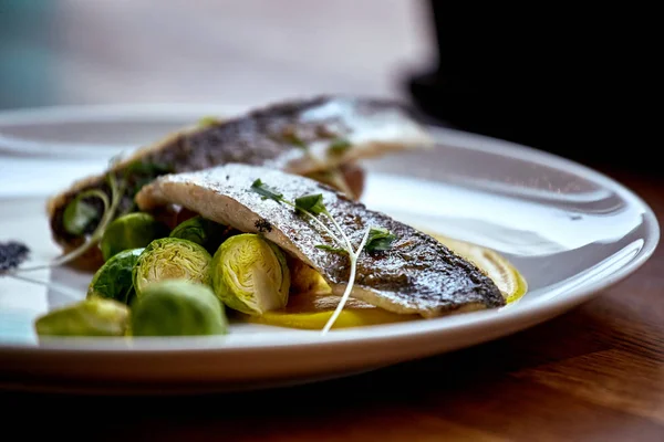 Kızarmış ringa balığı. Kızarmış ringa balığı filetosu Marine. Fried tane ringa balığı, cips ve sebze
