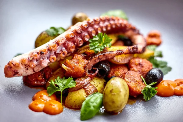 The process of eating the delicious grilled octopus. jukkumi bokkeum is korea traditional webfoot octopus with vegetable stir fry. — Stock Photo, Image