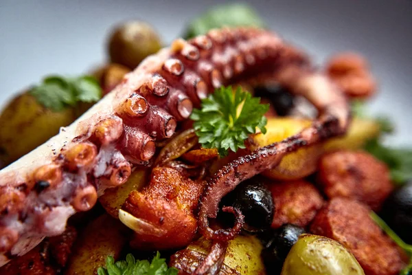 The process of eating the delicious grilled octopus. jukkumi bokkeum is korea traditional webfoot octopus with vegetable stir fry. — Stock Photo, Image