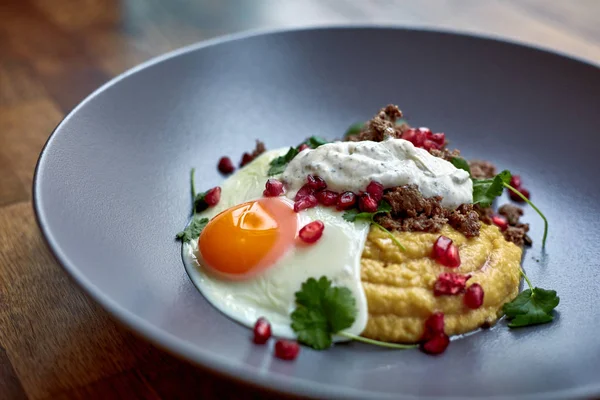 Kahvaltı - kızarmış yumurta, fasulye, domates, mantar, granat. Meksika kızarmış yumurta huevos rancheros ve masanın üzerine malzemeyi yakın çekim. 