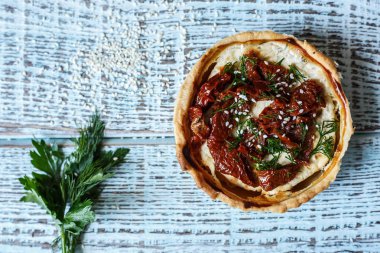 Tablo, bir yatay üstten görünüm, rustik tarzı Avustralya etli börek. Ahşap masa portre üzerinde ev yapımı Avustralya etli börek. Lezzetli bir plaka üzerinde et pastası kesti. Amerikan Tavuklu paçanga böreği masaya pişirme çanağı içinde.