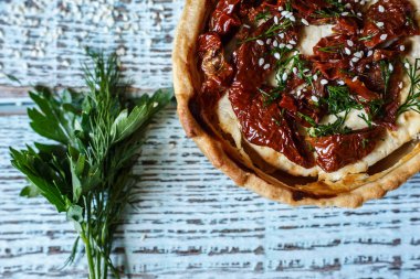 Tablo, bir yatay üstten görünüm, rustik tarzı Avustralya etli börek. Ahşap masa portre üzerinde ev yapımı Avustralya etli börek. Lezzetli bir plaka üzerinde et pastası kesti. Amerikan Tavuklu paçanga böreği masaya pişirme çanağı içinde.