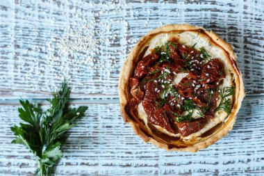Tablo, bir yatay üstten görünüm, rustik tarzı Avustralya etli börek. Ahşap masa portre üzerinde ev yapımı Avustralya etli börek. Lezzetli bir plaka üzerinde et pastası kesti. Amerikan Tavuklu paçanga böreği masaya pişirme çanağı içinde.