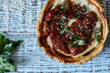 Tablo, bir yatay üstten görünüm, rustik tarzı Avustralya etli börek. Ahşap masa portre üzerinde ev yapımı Avustralya etli börek. Lezzetli bir plaka üzerinde et pastası kesti. Amerikan Tavuklu paçanga böreği masaya pişirme çanağı içinde.