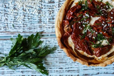 Tablo, bir yatay üstten görünüm, rustik tarzı Avustralya etli börek. Ahşap masa portre üzerinde ev yapımı Avustralya etli börek. Lezzetli bir plaka üzerinde et pastası kesti. Amerikan Tavuklu paçanga böreği masaya pişirme çanağı içinde.