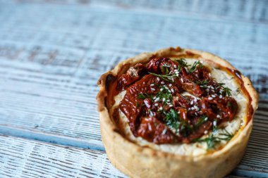 Tablo, bir yatay üstten görünüm, rustik tarzı Avustralya etli börek. Ahşap masa portre üzerinde ev yapımı Avustralya etli börek. Lezzetli bir plaka üzerinde et pastası kesti. Amerikan Tavuklu paçanga böreği masaya pişirme çanağı içinde.