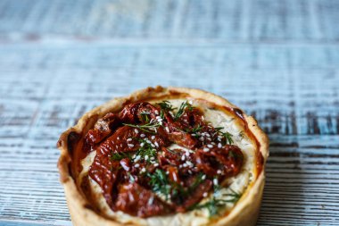 Tablo, bir yatay üstten görünüm, rustik tarzı Avustralya etli börek. Ahşap masa portre üzerinde ev yapımı Avustralya etli börek. Lezzetli bir plaka üzerinde et pastası kesti. Amerikan Tavuklu paçanga böreği masaya pişirme çanağı içinde.