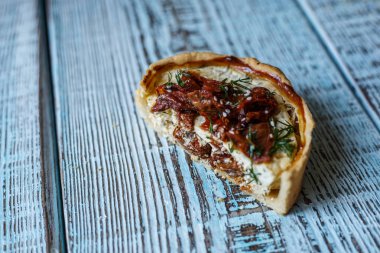 Tablo, bir yatay üstten görünüm, rustik tarzı Avustralya etli börek. Ahşap masa portre üzerinde ev yapımı Avustralya etli börek. Lezzetli bir plaka üzerinde et pastası kesti. Amerikan Tavuklu paçanga böreği masaya pişirme çanağı içinde.